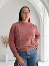Sweater rosado de tejido de punto con cuello alto y mangas largas con diseño de trenzas.