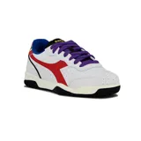 Championes deportivos Diadora Maverick Pride, color blanco, con detalles en rojo, azul, amarillo y cordones morados. Diseño de corte bajo con suela negra y entresuela color crema.
