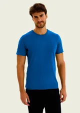 Remera celeste de manga corta y cuello redondo, de corte slim y diseño liso.