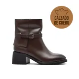 Bota de caña media confeccionada en cuero color marrón, con taco cuadrado bajo y detalle de tira con hebilla metálica en el tobillo.