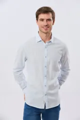 Camisa de lino rayada de manga larga, con cuello camisero, cierre frontal de botones y bordado sutil en el pecho.