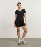Remera deportiva de microfibra color blanco, con cuello redondo, mangas cortas y paneles laterales con perforaciones para mayor ventilación.