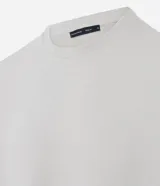 Remera de corte slim con textura, cuello redondo y manga corta. Confeccionada en tejido resistente que no se arruga.