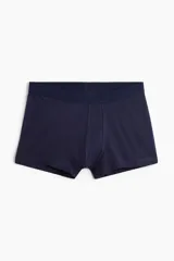 Pack de tres calzoncillos tipo trunk de color azul marino, con cintura elástica y costuras planas. Confeccionados con tecnología Lycra® Xtra Life™.