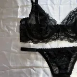 Conjunto de lencería de encaje con aro, compuesto por un soutiene de diseño delicado y una bombacha cavada con tiras elásticas regulables en los laterales.