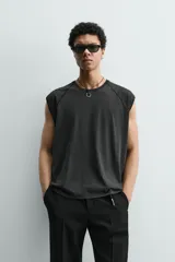 Camiseta tank gris con efecto lavado, de corte relajado, cuello redondo y manga raglán sisa.