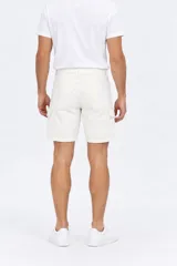 Bermuda cargo color natural, con bolsillos laterales con solapa y cierre frontal con botón y bragueta.
