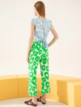 Pantalón capri con estampado abstracto en blanco y verde.