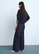 Jeans de tiro bajo confeccionados en 100% algodón estilo tejano vaquero, de diseño recto y largo, con cierre de botones, dos bolsillos laterales y dos bolsillos de parche en la parte posterior.