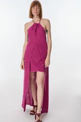 Top largo marrón con breteles finos ajustables y tajo frontal. Confeccionado en lino italiano.