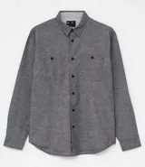 Camisa de manga larga gris con textura, cierre con botones, cuello clásico y bolsillo en el pecho.