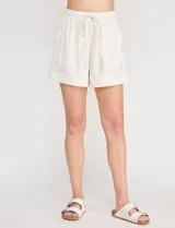 Short de lino marca Allie Rose, de tiro alto y corte holgado en color beige, con cintura elastizada y costura de nervadura vertical en el frente.