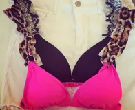 Top de bikini con volados con estampado animal print.