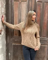 Sweater camel de punto trenzado con cuello alto.