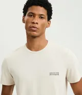 Remera deportiva de hombre con tecnología Dry, confeccionada en poliamida y elastano. Presenta un diseño de corte regular, cuello redondo, manga corta y estampa lettering pequeña en el pecho con la frase Seeking my highs.