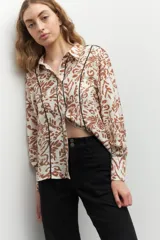 Pantalón ancho de tiro alto, color negro, con pretina y doble botón metalizado.