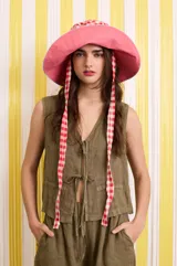 Chaleco verde militar de lino con corte holgado, tiras de ajuste frontales y solapas de bolsillo en los laterales.