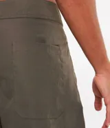 Bermuda de hombre estilo surf, color beige, con cintura fija, cordón contrastante y bolsillo trasero con tirador.