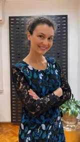 Vestido de gipur bordado con mangas largas, escote redondo y largo a la rodilla.