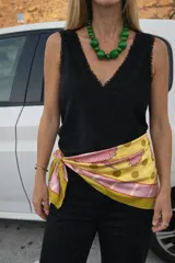 Musculosa negra de algodón con escote en V y terminaciones desflecadas.