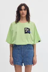 Short de denim azul de tiro alto, corte holgado y pierna ancha, con costuras verticales decorativas en el frente.