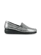 Slip-on de estilo atemporal confeccionado en cuero metalizado de color plateado, con suela anatómica negra de goma y talón curvado.