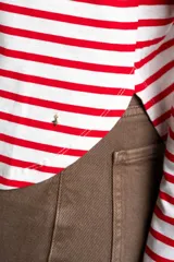 Remera de manga larga con diseño de rayas horizontales en blanco y negro, cuello redondo y corte ajustado al cuerpo.