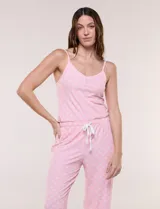 Set de pijama de tres piezas en color verde menta con estampado floral sutil, compuesto por una camisa de manga corta con botones, una musculosa básica y un pantalón largo de corte recto con cordón ajustable en la cintura.