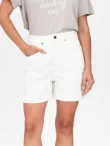 Short blanco de tiro alto con bolsillos delanteros y traseros.