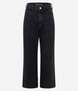 Pantalón de jean con corte recto y largo cropped, de cintura alta. Presenta un diseño estampado con motivo animal print en tonos oscuros, cierre frontal con botón y bolsillos funcionales.