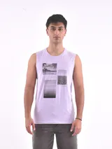 Musculosa lila con estampado de tres imágenes en blanco y negro.