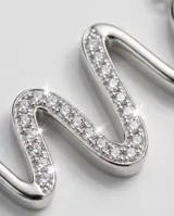 Collar de plata 925 con dije en forma de serpiente ondulada, adornado con circonias brillantes.