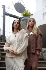 Sweater tejido con hilo de algodón color marrón, con calados y volados en los hombros.