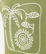 Remera de viscosa color verde con bordado lineal en blanco de una palmera, sol y peces. Posee cuello redondo, mangas cortas y calce regular.