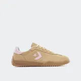 Zapatillas Converse Run Star Trainer de gamuza color beige con detalles en rosa, suela de goma marrón y logo de la marca en el lateral.