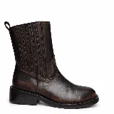Bota de caña media confeccionada en cuero vacuno con efecto desgastado. Presenta elásticos laterales para un calce cómodo, taco de madera y suela de caucho.
