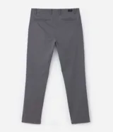 Pantalón de sarga para hombre, de corte recto y diseño básico. Cuenta con cintura fija con trabillas para cinturón, cierre frontal con cremallera y botón, y bolsillos laterales y traseros.