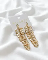 Par de caravanas colgantes doradas con forma de hojas hechas con gemas color champagne.