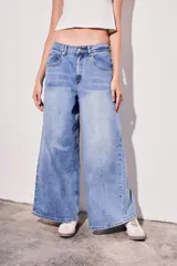 Pantalón de jean celeste de corte wide leg y tiro bajo.