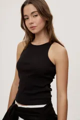 Musculosa de algodón con elastano, de textura acanalada y calce al cuerpo, color marrón topo con cuello redondo y sisas amplias.