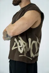 Musculosa marrón con cuello redondo y estampado pequeño de alas en el pecho.