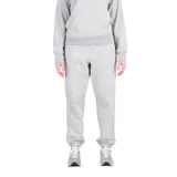 Pantalon de jogging New Balance de felpa francesa, color gris melange, con ajuste holgado, cintura con cordón y puños acanalados en los tobillos. Presenta el logo de la marca bordado en la parte superior.