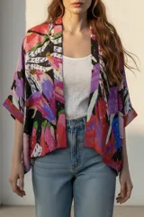 Kimono de viscosa con estampado abstracto multicolor, mangas 3/4 y corte holgado.