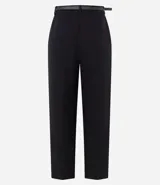 Pantalón de sastrería color negro con corte recto y estructura firme. Presenta cintura con pasadores, cierre frontal y bolsillos traseros embutidos. Incluye un cinturón fino con hebilla metálica.