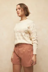 Short de vestir color verde oliva, tiro alto, con pinzas en la cintura y cierre frontal.