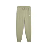 Pantalón de jogging Puma de corte holgado y diseño minimalista en color verde oliva. Presenta cintura elástica, bolsillos laterales y el logo de la marca bordado en la parte superior del muslo izquierdo. Los puños en los tobillos son elásticos para un ajuste cómodo.