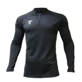 Buzo deportivo Tiffosi de hombre, color negro, con cuello alto y cierre frontal parcial. Confeccionado en tejido técnico transpirable con textura sutil, presenta mangas largas y logo de la marca estampado en el pecho.