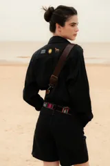 Camisa azul marino de lino con botones, mangas largas y bordados de caballito, sol y la bandera de Uruguay.