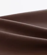 Short de cuero sintético color marrón, de tiro alto, con trabillas en la cintura, pliegues delanteros, bolsillos tipo cuchillo y cinturón para lazo.