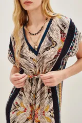 Vestido midi de viscosa con estampado étnico multicolor, escote en V, mangas cortas y ajuste con cordón en la cintura. Presenta una abertura frontal en la falda.